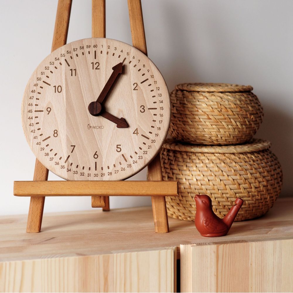 Learning to tell time clock with minutes numbers